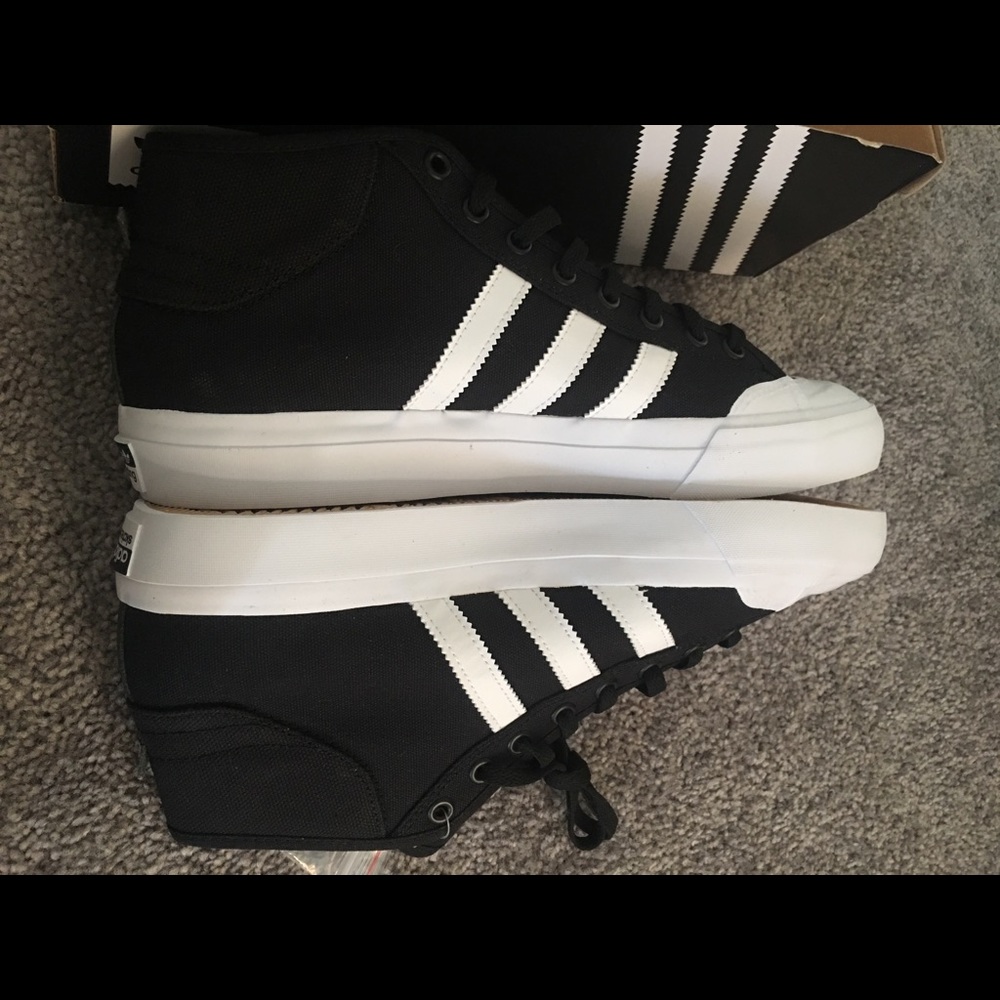 Adidas matchcourt mid- size 9
